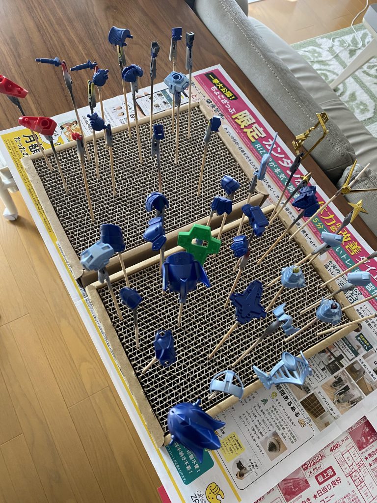 成形色は、設定の通りにブルー系。なだけに、これをレッド、ピンク系にしようと… ワクワクが止まりません笑笑