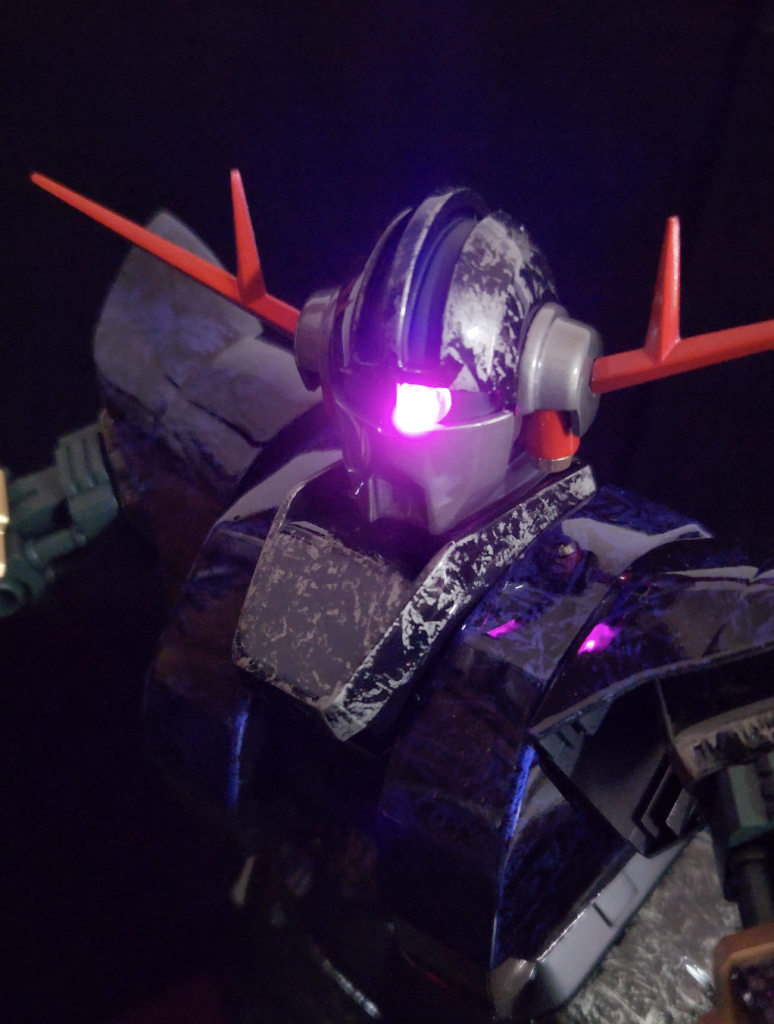 モノアイ光るとめちゃくちゃかっこいいです!UVレジンでレンズも作っています。