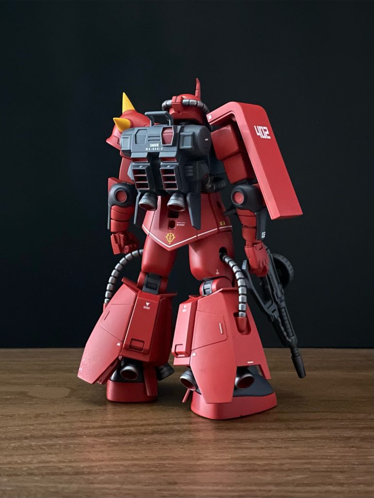 バックパックやバーニアの塗り分けは、水性塗料、エナメル、シタデルの筆塗りで。バックパックの六角形部分は筆塗りではムラが気になってしまったので、マスキングして水性塗料をエアブラシで重ねて塗ってみました。脚部動力パイプの接続下部も箱絵合わせで塗り分けしてみました。