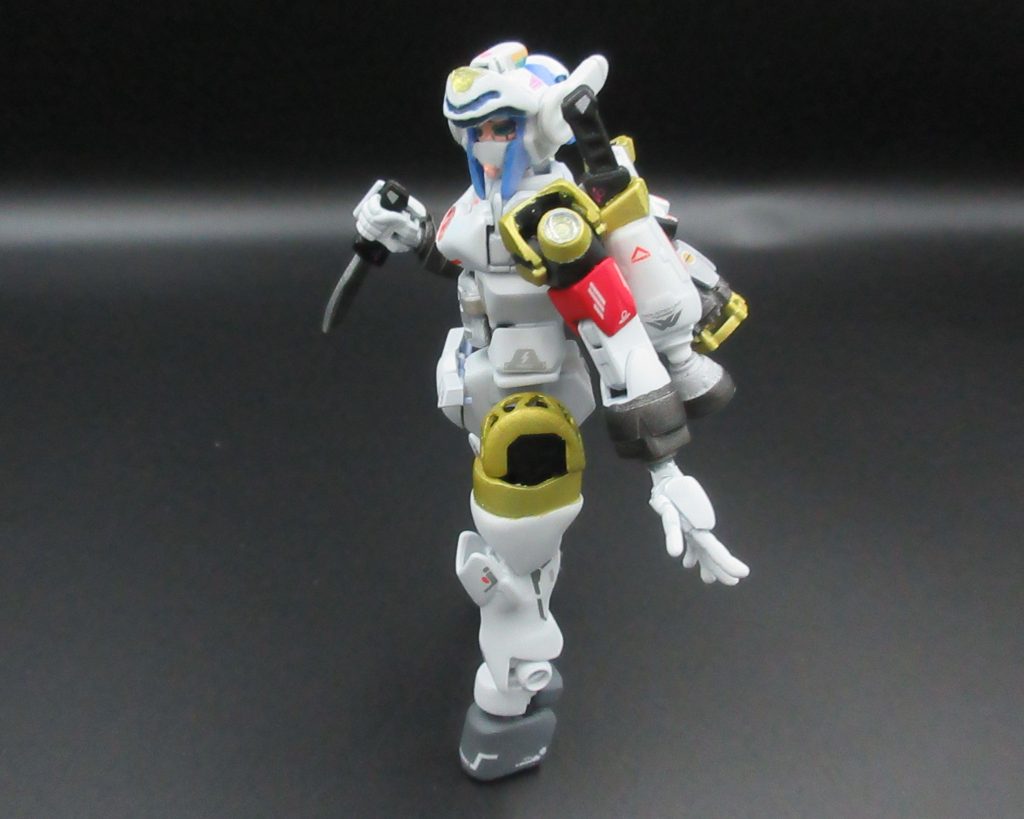 ただし 本機には、下記 特殊武装/奥の手(切り札)が 備わっている。 特殊武装『ヒルベルトエフェクト』⇒ 相手への 機能障害、および マーキングによる 詳細位置/動作の 把握を実現する 特殊武装。→ 顔を覆う バイザーの 展開後、特殊な粒子を 自機を中心に 広範囲へ展開。 これを 対象となる MSへ『固着』させることで 上記 障害/動作を引き起こす。 奥の手(切り札)『X・BUSTER』⇒ 腹部から発射される 高出力の拡散ビーム。→ 腹部ハッチ 展開後、自機 背面に エネルギーを収束し それを一気に 腹部から 解放/放出する。 なお 威力が強力な分、小型機体である 本機では 耐久的にも エネルギー的にも 厳しいため、使用回数 1回限りの まさに『切り札』となっている。