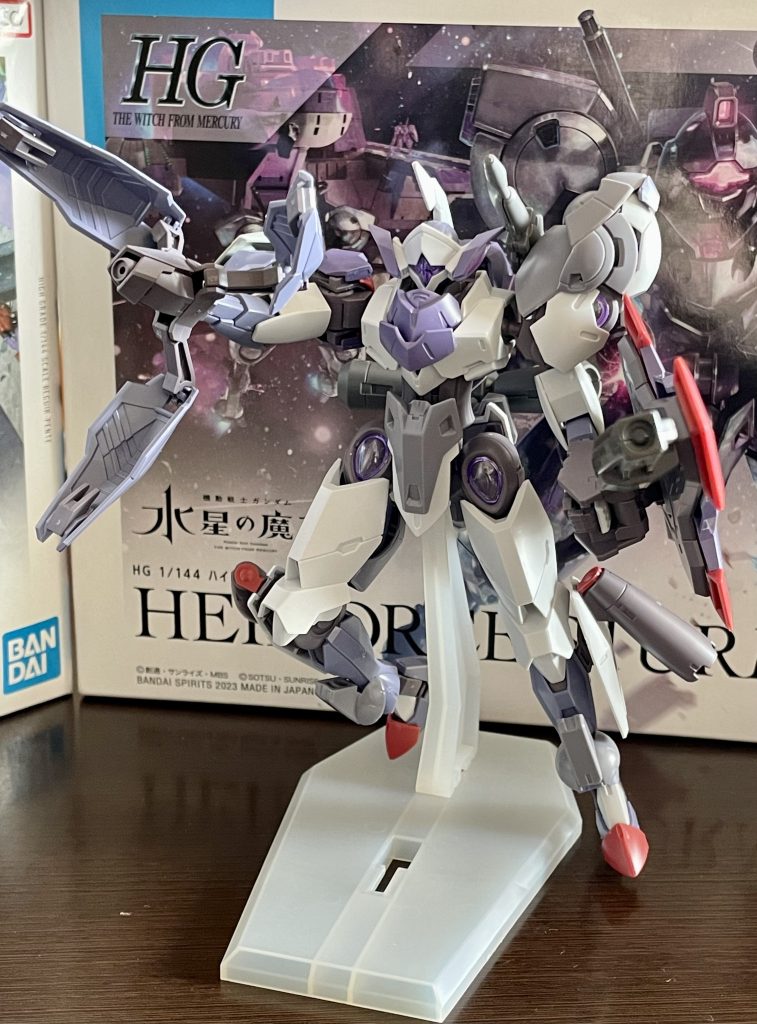 背中のバックパックのハードポイントには適宜装備を変更して取り付けられるが、基本はハインドリーシュトルムで採用されているビームキャノンを装備。全砲門からのフルバースト射撃も可能で、対多数の戦闘にも適応している。