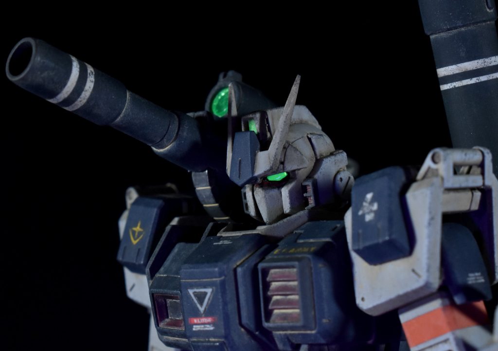 バストアップ当初はジムヘッドで進めていましたが、ヒロイックな頭も似合いそうだったので、急遽ガンダム頭を製作。ガンプラバトル用ということでウォーリア顔にしてみました。陸戦型ガンダムの頭をベースにしています。