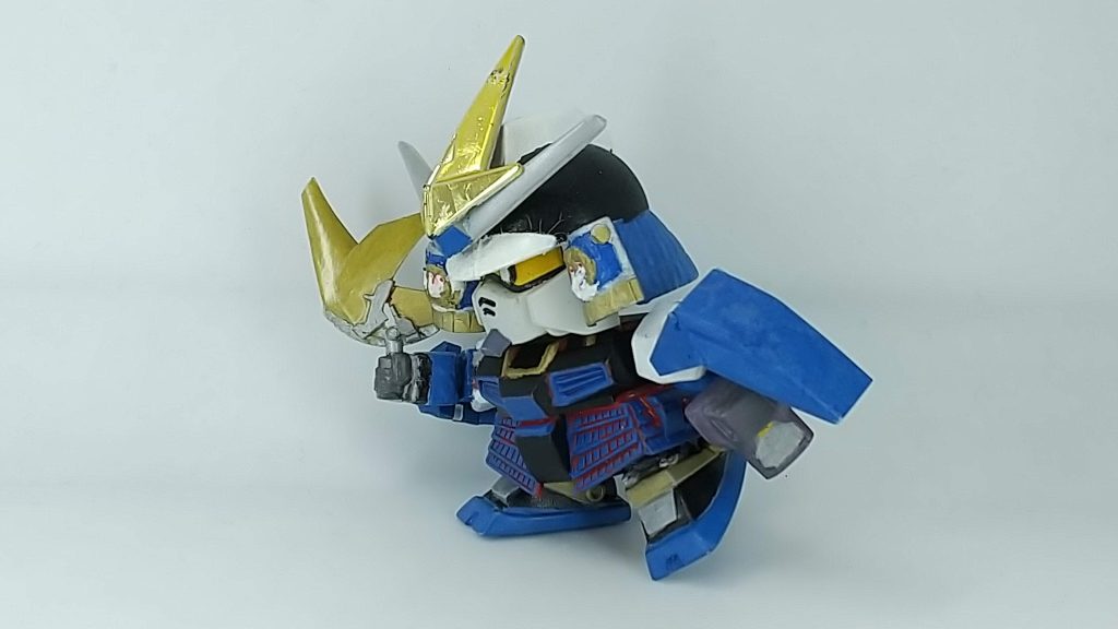 なぜか、同じ箱に旧キットのゾゴックの残骸が。ヒートカッターを集めて投擲武器にしました。軍扇っぽくも見えます。