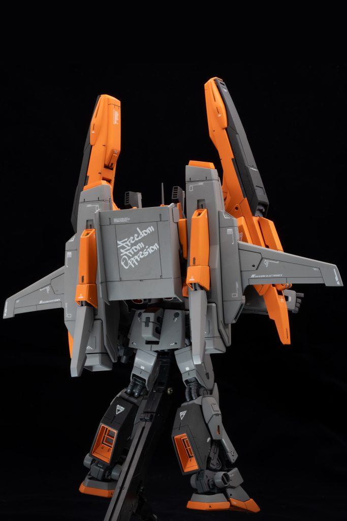 背面の大文字デカールはオリジナルで作成。