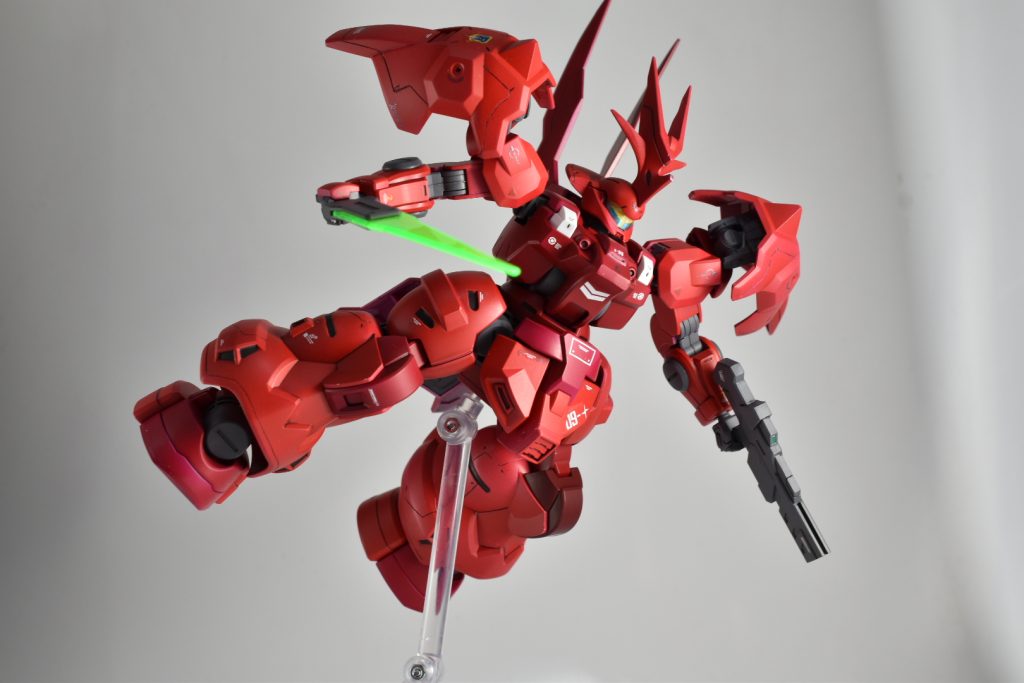 右膝のパーツが全部塗装終わってから急に現れて、面倒だったので下地もなんも吹かずに塗装したため左膝のパーツと色が変わってしまってます。この時にはもうディランザにたいする想いはあんまり無かったのかもしれません…。