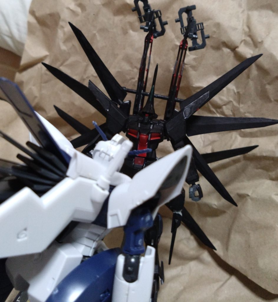 この戦闘は長引く、誰もがそう思った時だった。敵MW部隊がその場から撤退し、リードが駆るGセイバーだけがその場に残る。 「何だ?一斉に敵が引き返した?どういうことだ?」 違和感を感じるリード。すると、その場に新たなMSが出現。そのMS…いや、MWの姿にリードは言葉を失う。 「あれはレイブン!?まさか……」 現れたのは1年前、リードが倒したMWレイブンの後継機。となると、そのパイロットはあの男である……。 「久しぶりだな、リード。もう一人の私を倒したようだな?」