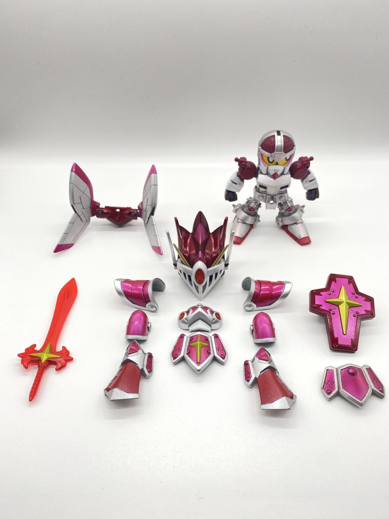 ということで、製作として目の一部以外は、塗装しました。イメージカラーをブルー系からピンク系に。下地として、鎧→ガイアのEVOブラック　本体→グレー　※足など赤い箇所はピンクサフ鎧は、EXシルバーを吹いてから、マスキング後ガイアのクリアーピンクとクリアーレッドで何ちゃってキャンディー塗装をしてます笑笑金メッキパーツもブルーゴールドを吹いてます。SD系のキットは、ディテールアップの目の付け所が難しく、結果的に塗装の方でキットの質をあげるのが自分みたいなSD初心者には、カッコよく仕上げる近道なんだなと👍