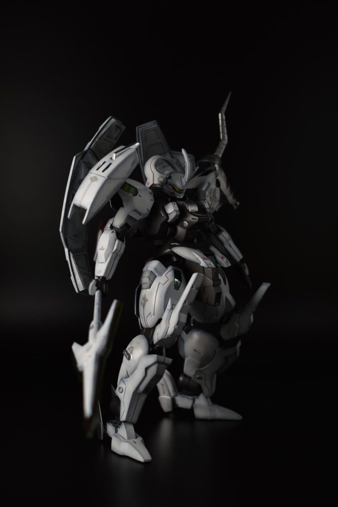 右肩は旧HGのZガンダムのシールドを真っ二つにして使いました！