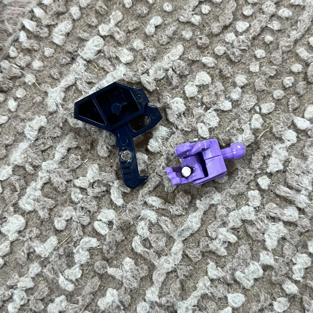 その対策として、腕とショットランサーの持ち手部分にネオジム磁石を仕込むことで保持力問題を解決しております!主な改造はこれだけです。このキットは関節部分の後ハメが考慮されていたこともあり、すぐに形になりました。