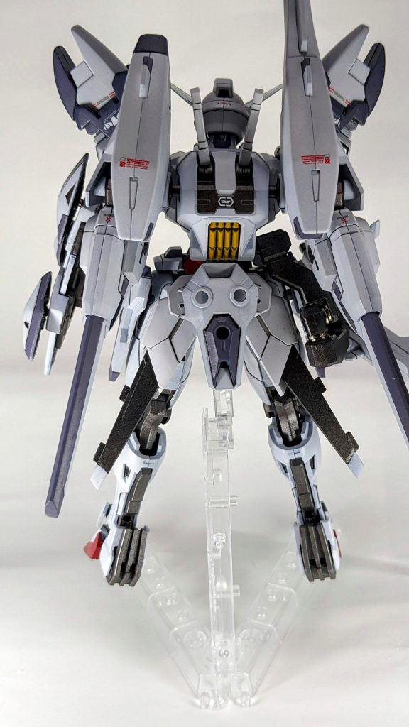 こちらが、背面となっておりますが、先述の通り無改造にて接続できております。アサルトバスターの本来光の翼が刺さる部分に大きめのネオジム磁石を埋め込んでおります。ということで今回の作品『HGガンダムキャリバーン(アサルトバスター装備仕様)』の解説は以上となります。全体の感想ですが、やはり、構想時のどれだけ強いイメージを持てるかによって、改造するポイントが決まりますので最初が重要だと認識させられる、良い経験となりました。まだまだ、ガンプラ歴が浅い若輩者で道具や塗装などに粗がどうしても目立ってしまう点は、今後時間をかけて、諸先輩方の作品やアドバイスを元に、自分の技術へとするしか無いのだと痛感させてもらった、とても大変でしたが、とても良いキットでした。駄文、長文、お目汚し等失礼いたしました。また、次回も制作を行った際は皆様に胸を張って見ていただけるような作品を心がけて行きたいと思います。