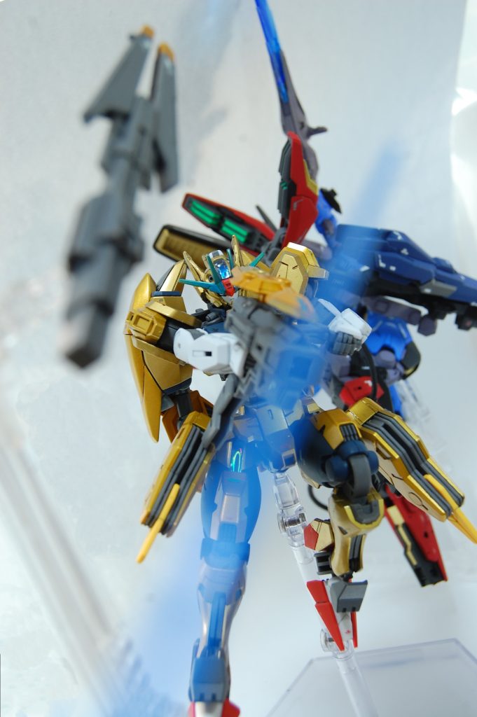 からの切り抜け。切られた砲身は前ボケさせて画面手前に向かってくるような、または動きでブレているような効果を狙いました。