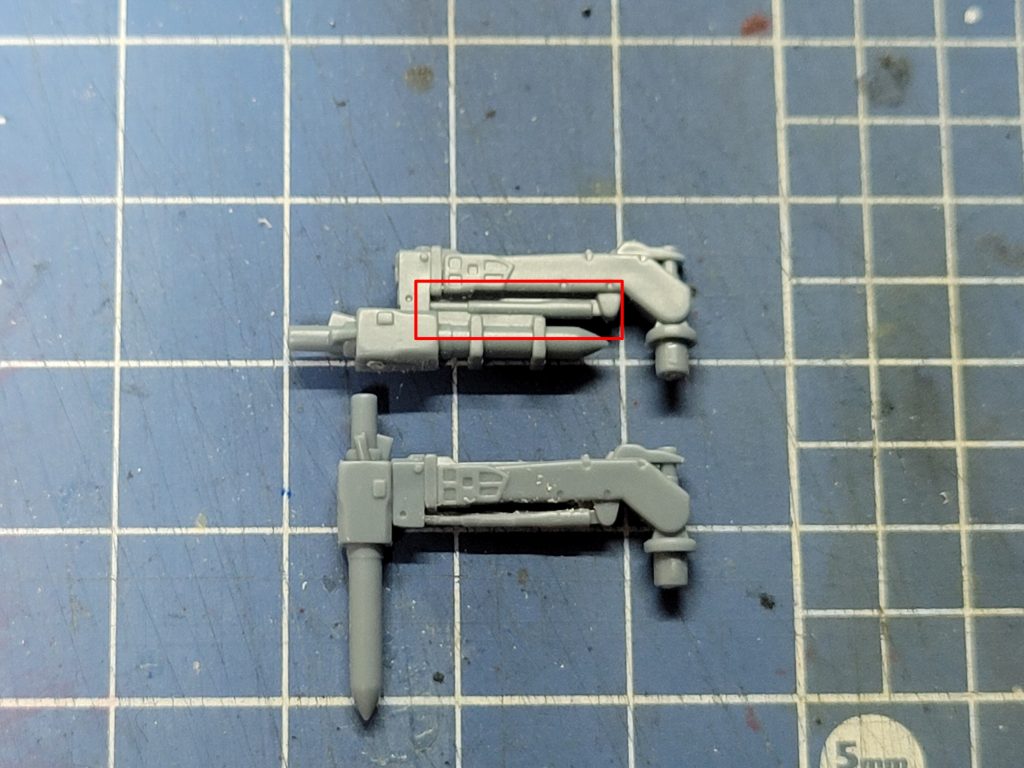 やらなくてよかったのではシリーズその2。ホバートラックのアンダーグラウンド・ソナーの収納・展開状態の赤枠部分、キットでは補強の関係で埋まっいる隙間を開口しました。整形時に折ってしまわないかハラハラしました。