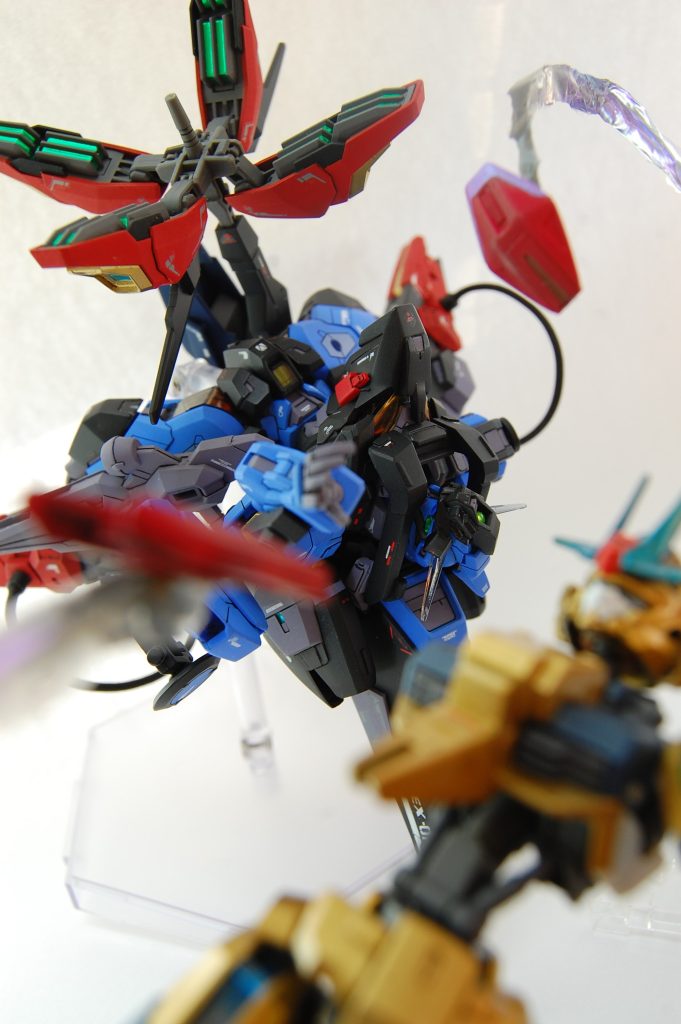 マスクはネオジム接続なので多少上下に動かしたり、片側だけ上げて呪術廻戦の五条悟のように片目だけ見せたりできます。