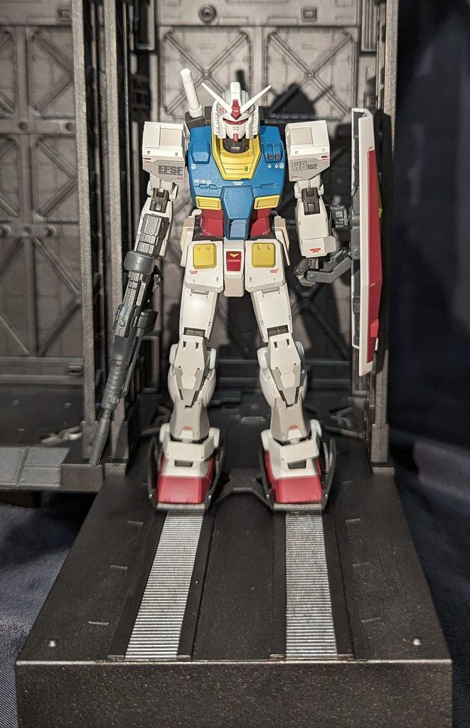 給電スタンドは取り外し可能にしてるので、「アムロ、行きまーす！」も再現可能