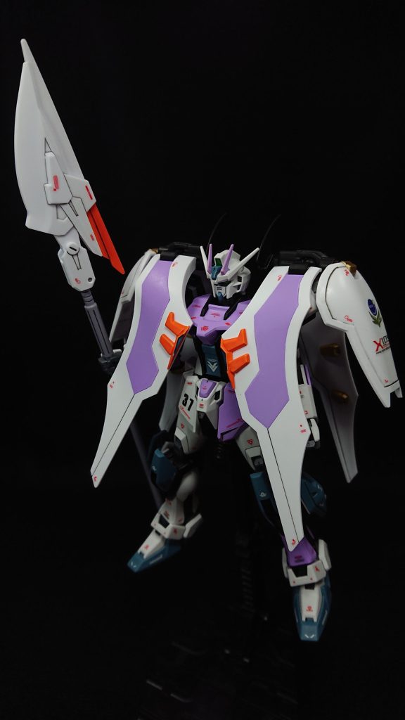 機体カラーは明るい色でこれまであまり組み合わせたことの無い配色にしたかったので、ホワイトとMSパープルをメインカラーにしてみましたなるべく白い機体のイメージを持ってほしかったので、ホワイトと対象になるブラックでフレーム部分を塗装しました全体のバランスと取るためMSパープルにインターミディエイトブルーを合わせてみました