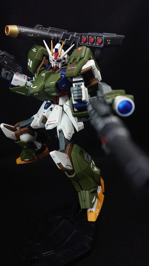 肩、腕部、脚部の装甲はデュエルアサルトシュラウドのパーツを使用しています脚部の装甲は、装甲と脚部本体に3mmの穴を開けてランナーの端材で接続しています装甲の穴はMSGの角モールドを接着し蓋をしています肩は挟み込んでいるだけなので、特に加工などはしていません胸部装甲とバックパックはバルバトス第6形態を使用しています胸部装甲は無加工でハマりました