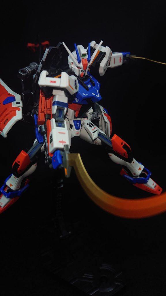 コメントを頂いて以来、ヒートショーテルを剣以外での使用方法がないかとずっと考えていましたいろいろと資料を調べているうちに牡牛座に行きつき、牡牛の角がヒートショーテルに似ている気がしたので角に見立てることにしましたせっかくなので動物型にもなれるようにしたいと、MAへの可変機構を取り入れることにし、MS形態の時には剣として、MA形態の時には大きな角として使用する、2つの用途を持たせてみました刀身はゴールドとメタリックオレンジの2色でグラデーション塗装をしてみました