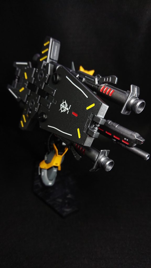 メイン武装は30MMの大型シールドにケンプファーのジャイアントバズを2本取り付けたシールドダブルバズです大型シールドに3mmの穴を開けてジャイアントバズ用の武器マウントパーツを取り付けられるようにしています取り付けた軸が表面に見えてしまうので、MSGのマイナスモールドⅢで蓋をしています右肩との接続はHGカスタマイズキャンペーンの接続ジョイントを使用し、軸はランナーから適当に貰って接続しています