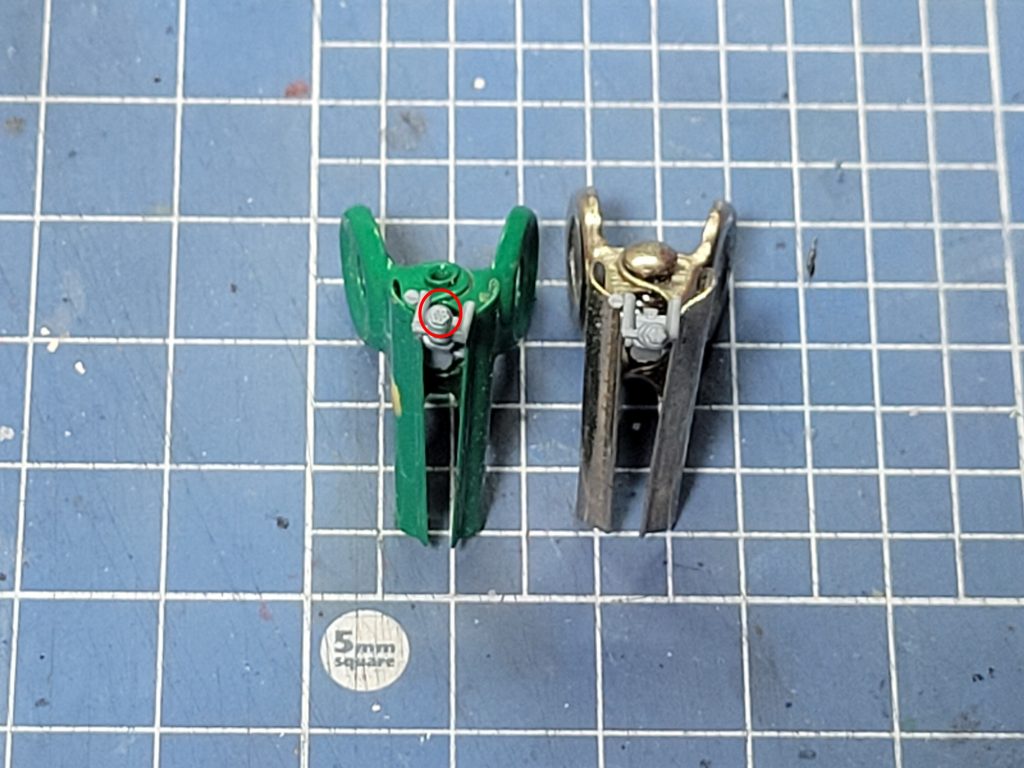 やらなくてよかったのではシリーズその1。ホバートラックのチェーンガンの銃口をまち針を使って開口。写真はおろか、肉眼でも判りづらくなってしまいました。