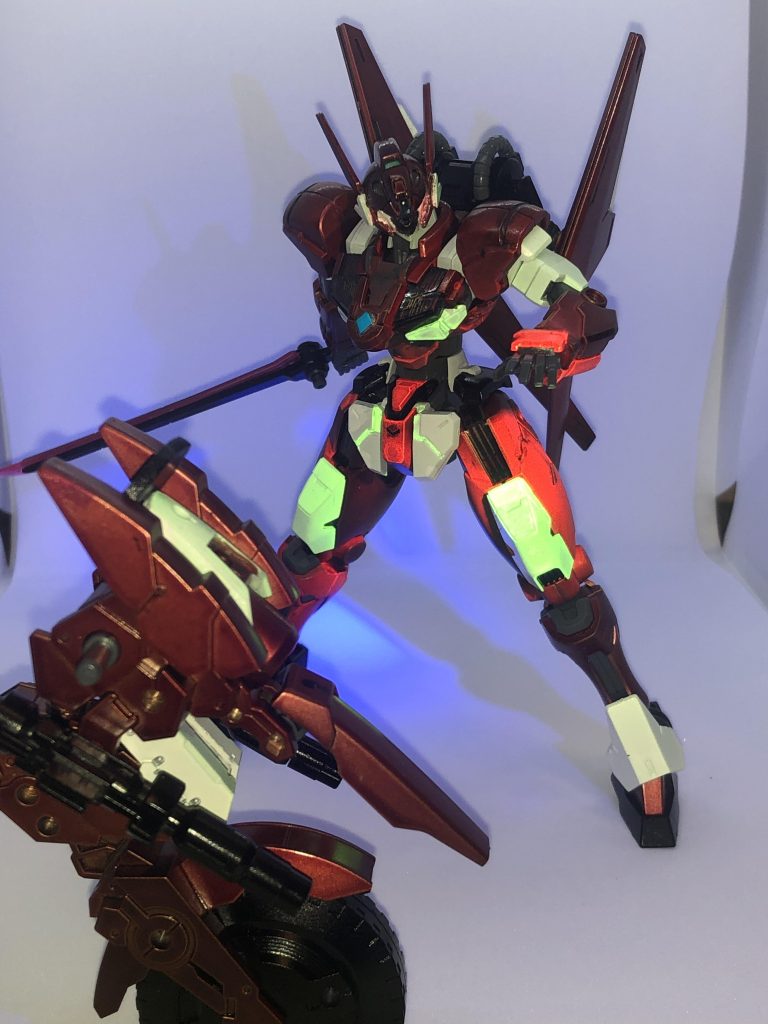 ブラックライトペイント ルミネを使っているので、ブラックライトを当てると赤と緑に光ります！