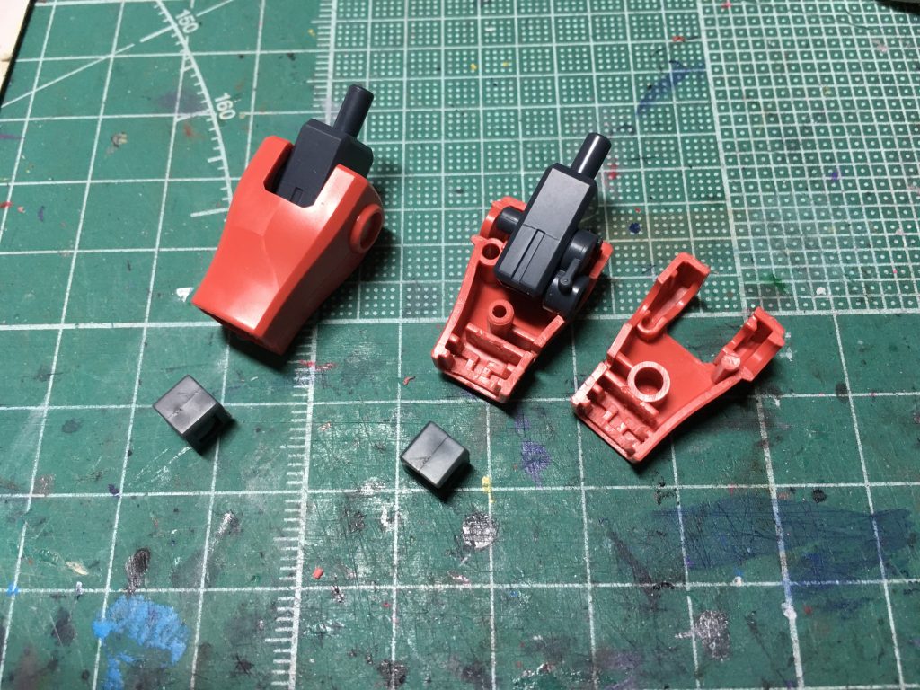 　リゲルグの換装パーツ用に手首のポリキャップを徴収したので、そちらでも使ったストライクの前腕フレームの一部から手首の受け部分を切り出してエポキシ系接着剤で固定。関節のメンテナンスのため片側のみに接着しています。　手首のボールジョイントの径が大きくて合わないので、鉄ヤスリで削って径を小さくしました。180番の紙ヤスリを当初使いましたが埒が明かなくて...