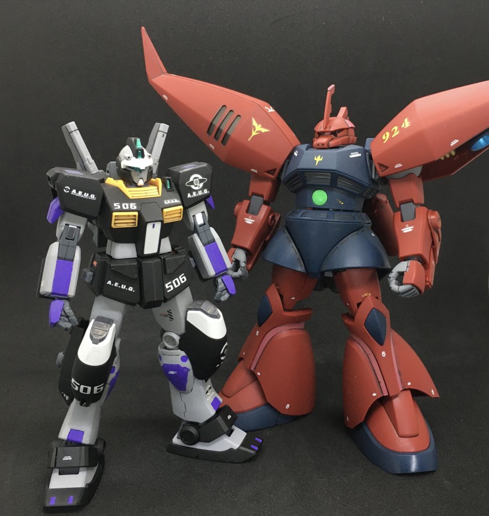 ジムⅢビームマスターと並んで。身長差は歴然ですね。 塗装はガンダムマーカー中心です。ゲルググの肩の合わせ目はマーカーによさげなものがなかったので水性ホビーカラーを買いました。こうしてまた使い道のない塗料が増えていくのです...赤1=Mr.水性ホビーカラー あずき色(赤2号)赤2=ガンダムマーカー シャアピンク2緑1=同アイグリーン緑2=同メタグリーングレー1=Mr.カラースプレー ニュートラルグレーグレー2=ガンダムマーカー ガンダムメカグレー茶=同ダークイエロー青=同メタブルー スミ入れ、デカールワーク後はMr.水性ホビーカラーのつや消しを吹き、カスタマイズマテリアルの3Dレンズシールの5mm径をバズーカのサイトに、3Dメタリックシールを通常ゲルググのビーム・ライフルに貼りました。