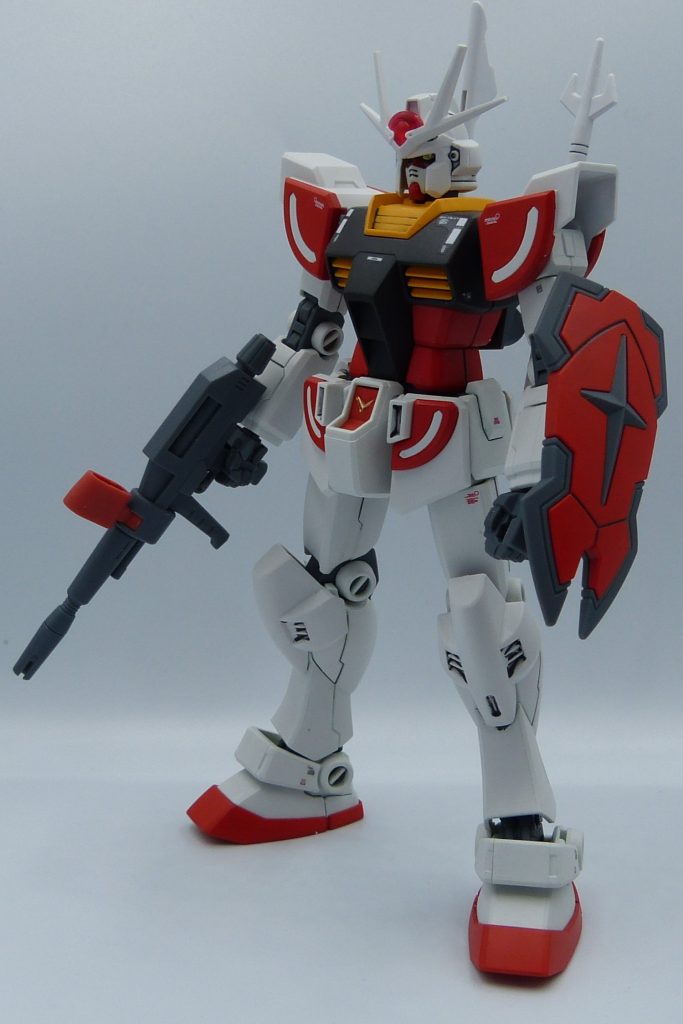 フロントショット基本素体はHGUCガンダムを使用し、ラーガンダム特有のパーツを移植している。肩の軸に関してはHGUCガンダムのものを刻んで貼り付ける形で中にポリキャップを仕込んでいる。