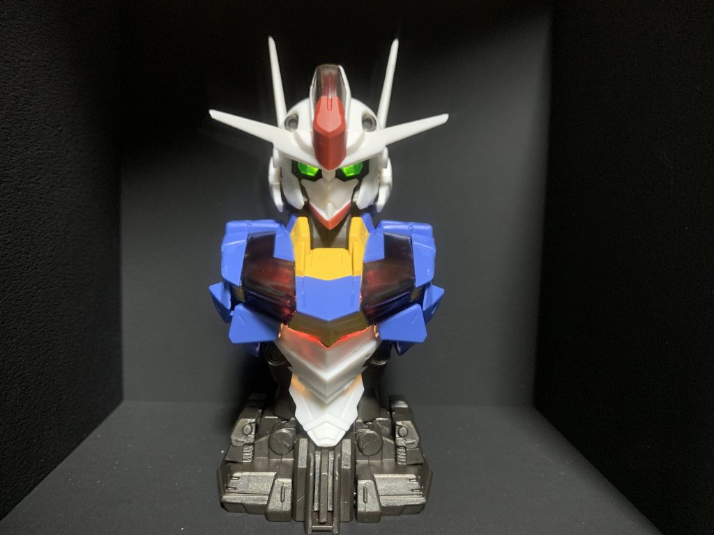 頭部、胸部発光。目はしっかり光ってるのがわかるんだけども肝心のパーメットが光ってんの?って感じです。LEDの光量もそこまでいい物でもなく、クリアパーツがクリアレッドの樹脂で成形されてるせいで透過率が落ちているのが原因じゃないかなと。という事で、お湯まるくん使ってパーメット部のパーツのみクリアレジンで複製して表面のみクリアレッドもしくはクリアブルーで塗装してあげればもう少し光りそう。もう一つ難点は、個体差かもしれんけど胸部パーメット部カバーのクリアブラックが塗装ムラすごい。ここも複製して自作して塗装した方が満足度あがりそう。