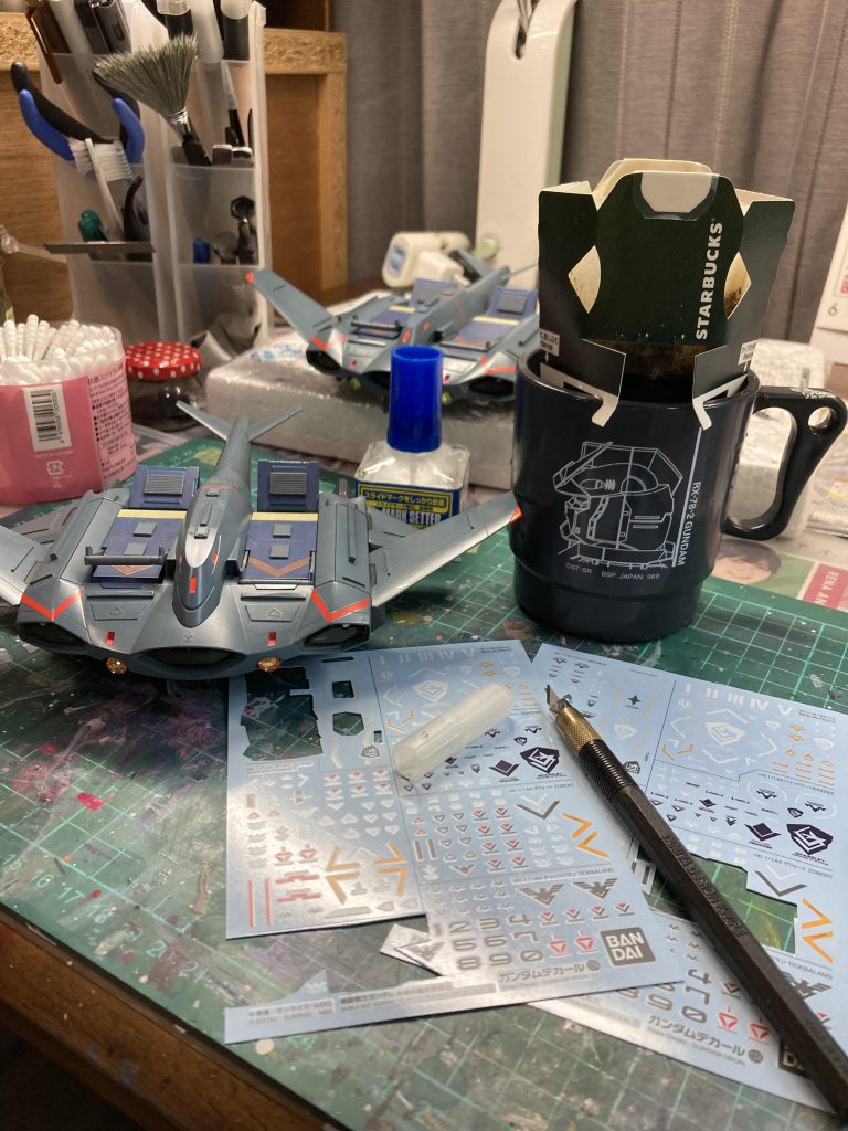 塗装まで終わり、デカール貼ってましたがしばしの休憩中。送別の品を渡した後輩からお返しで貰ったコーヒーを頂いてます。