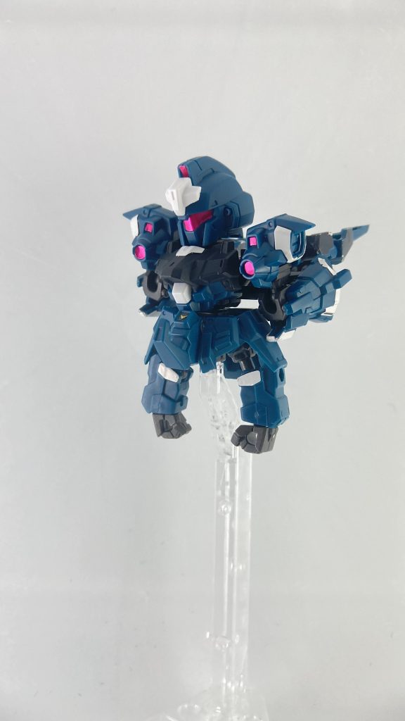 変形②リゼルの両手両足を入れ替えて写真のような状態にします。