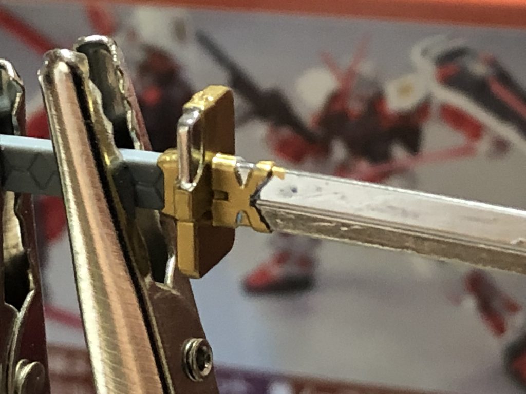 塗装に使用したのはガンダムマーカーのゴールドとメッキシルバー。メッキシルバーを見つけてからこれをやろうと思いついたのがきっかけでやり始めました。