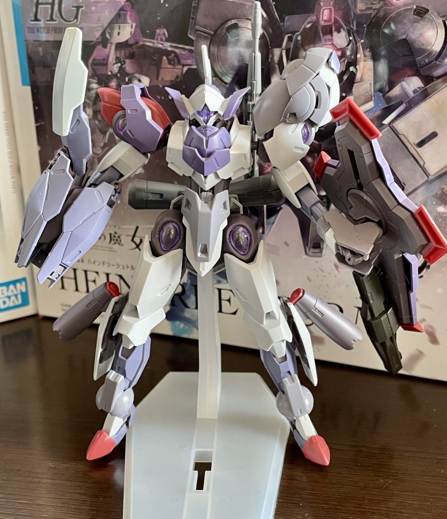 剥き出しだったコクピット周りには増加装甲。更に、左腕部を重点的に補強し、防御力を底上げしています。重くなった機体重量を制御する為、各部にスラスターも増設。