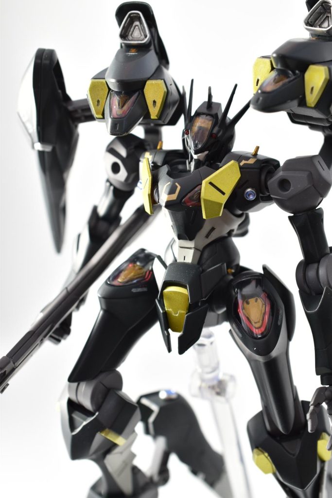 頭のブレードアンテナと胸部にプラ板でアンテナ足して、何かのセンサーなのか分かんないけど、光りそうな丸をレジンで追加してみました。