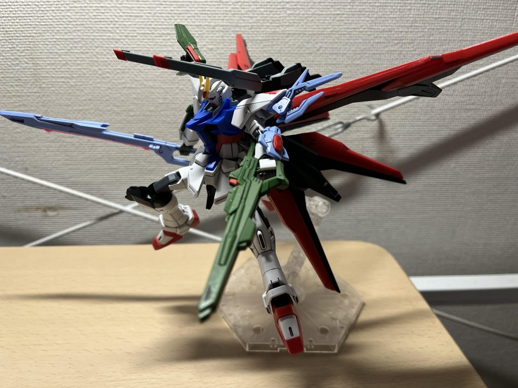 レールガン。ストフリと同じのなら、クスィフィアス3ですかね。ただ、展開した時になんか後ろ側が不恰好な感じが、、