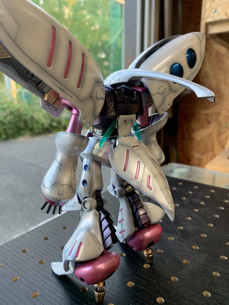 ファンネルラックは背中から腰に移設しました尻尾みたいになっちゃったけどこっちの方がスタイルよく見えて好きですもともとあった部分にはユニコーンガンダムからシールドを拝借してくっつけました