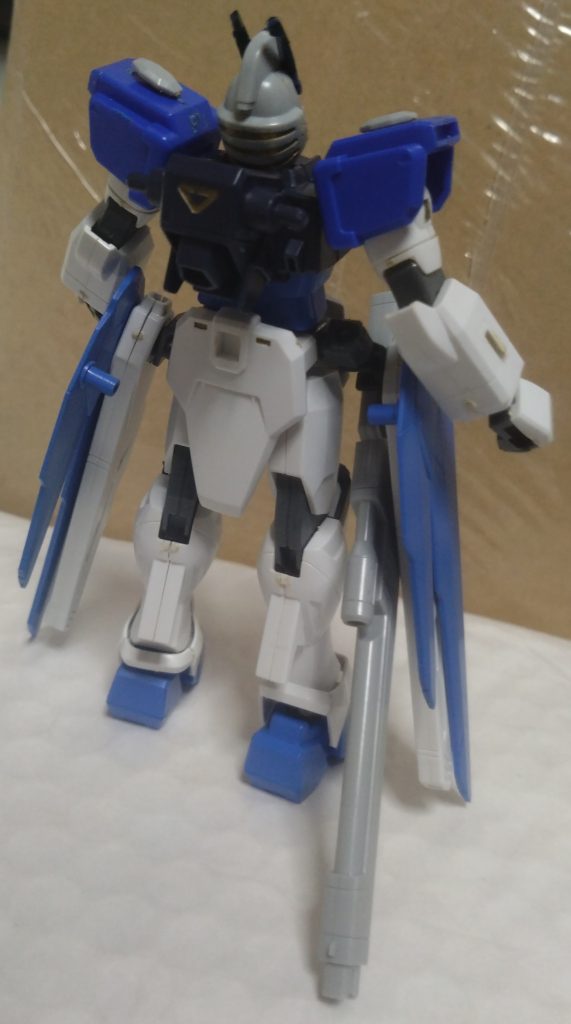 ラストニッパーガンダム型式番号:BK-00LN友達が考えた設定ですと、『機動合成戦士Nガンダム』の後半から登場する主役機とのこと。主人公であるパイロットはその友達本人で、名前は『リオ・カトラット』という名前。偶然にも今のガンプラアニメ『ビルドメタバース』の主人公と同じ名前ですね。そんな彼は民間組織が極秘に開発した『BKシリーズ』のガンダム『ニッパーガンダム』と運命的な出会いをし、仲間や世界を守る為に戦う。度重なる戦いに、ニッパーガンダムは次々と進化していくが、とうとう大破。追い込まれたかと思われる中、BKシリーズの0号機の存在を知る。それこそ、最後にして伝説の機体・ラストニッパー…とのこと。その名の通り、最後のニッパーガンダムという意味。BKシリーズのガンダムの中でもパワーや機動力も飛躍的に高い。しかもストライクやインパルスガンダムのように換装システムを搭載。強力な核エンジンも積んでいることもあり、驚異的な力をも持つ。なにより一番の特徴は手でビームを掴めることにある。ビームを掴む以外に、ビームを出して攻撃することも。必殺技はその手に全エネルギーを集中させて放つ格闘技『キングゴッドニッパー』。ビームによって生み出される巨大なビームのニッパーが敵を斬り裂く。本来なら背中にウイングがあり、そこにドラグーンが2基装備されている。だが、ガンプラを見つけた時にはその装備は無かったとのこと。行方不明みたいです…。アンテナがニッパーに似たてていますが、当時友達が使用していた緑のニッパーを意識したとのこと。また、右肩には『ニッパー』と書かれておりますが、これは敵にニッパーガンダムだということを教える為…らしいです。他にも『ペンチガンダム』やら『ヤスリガンダム』も存在されており、それらの機体の肩にもそれぞれの名前が刻まれている設定のようです。 使用ガンプラですが、ベースは旧HGフリーダム、脚もそうです。腕は旧HGインパルス、頭部はレジェンドのモノを使ってますが一部変更しているみたいです。