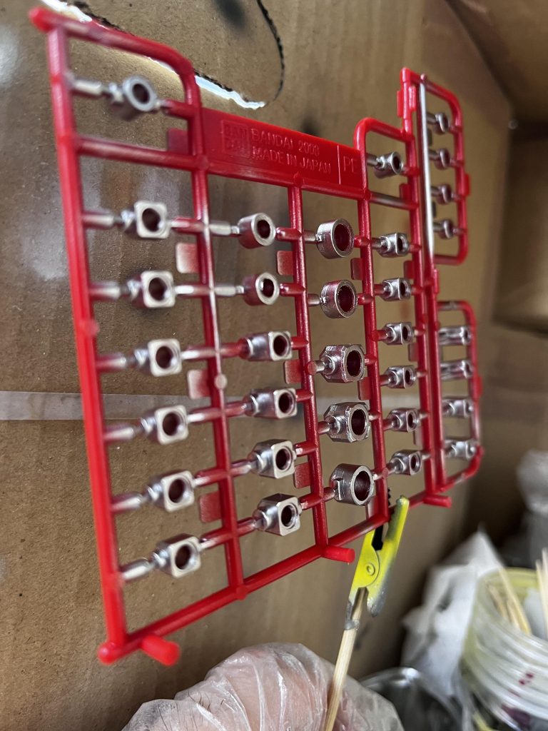 若干見える部分もありましたので、ポリキャップはプライマーのあと蛍光でキャンディ塗装しました。白は…チタニウムフィニッシュですwただゲート後はグランプリホワイトでエアブラシ、隠れる場所は筆塗りしました。トップコートはEXクリアです。しかしながら、積みのユニコーンはまだまだある…。