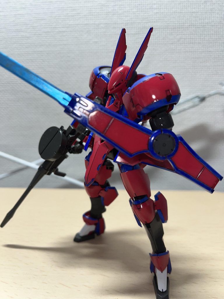 剣は手持ち以外にも、盾から直接展開出来るのもカッコいいですよね。アニメでジャキンって展開して、ジャキンって収納するの大好き。