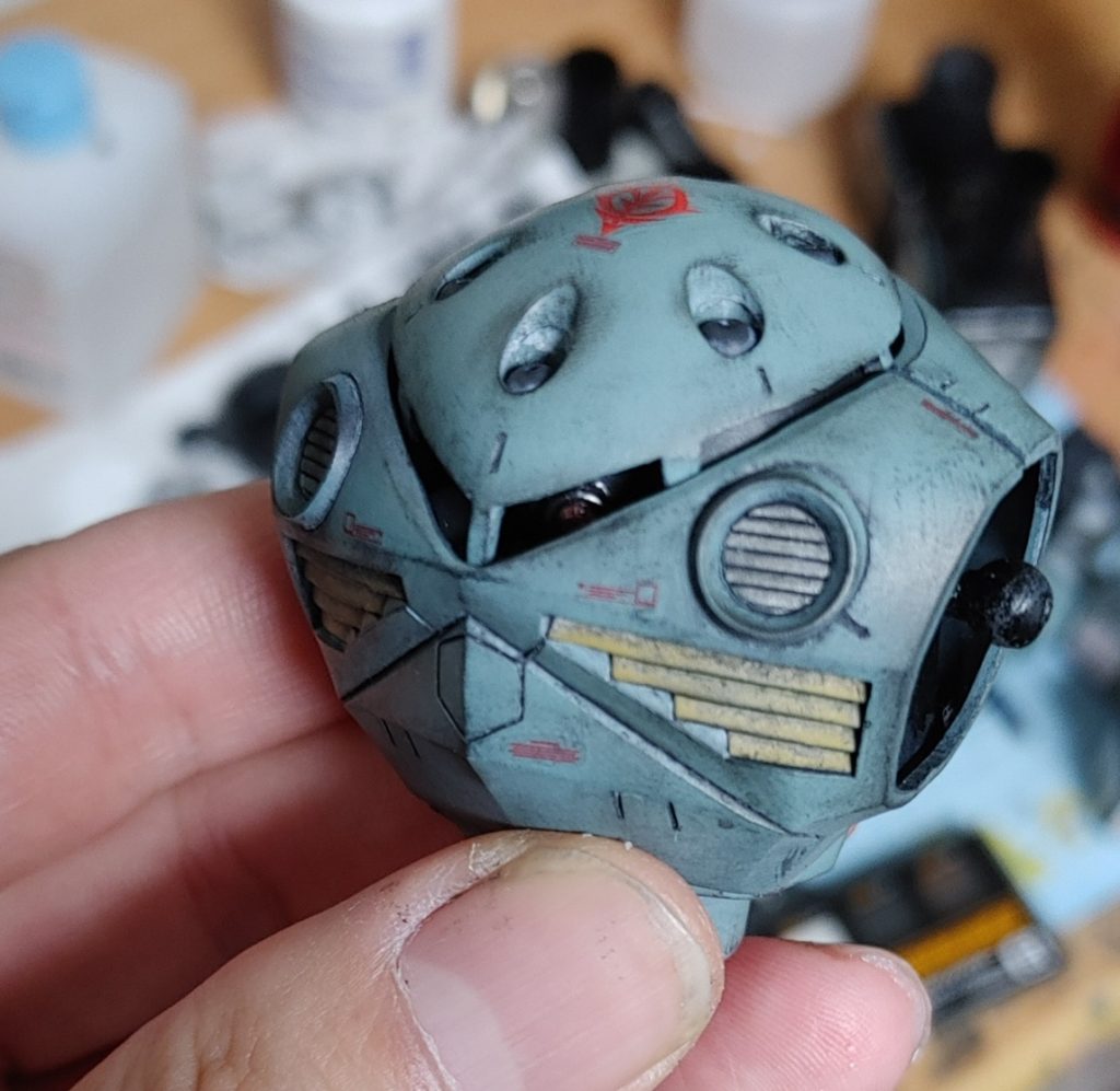 ウェザリングしてると、デカールが剥がれる剥がれる…