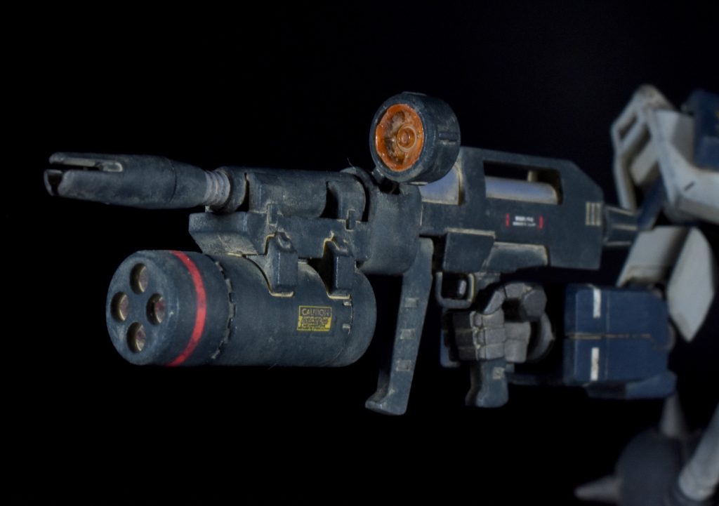 ビームライフルガンダムエースの付録だったスーパーナパーム付きのライフルを装備。スコープ部分はRGキットのクリアレンズ付きのものに変更しています。