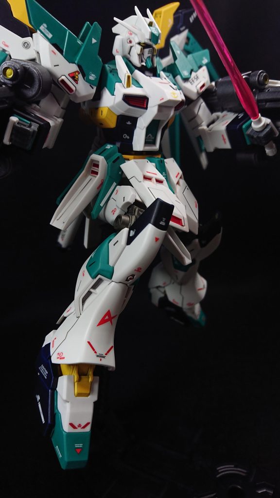 ユニコーンのパーツに変えたのは腕部と脚部の足先部分です腕部の変更はビームガトリングの装備が目的なのと、丸みがあるデザインより角ばったデザインが好みだったからですHi-νガンダムヴレイブの足先は小さく、つま先が短いのが気に入らなかったため変更しました