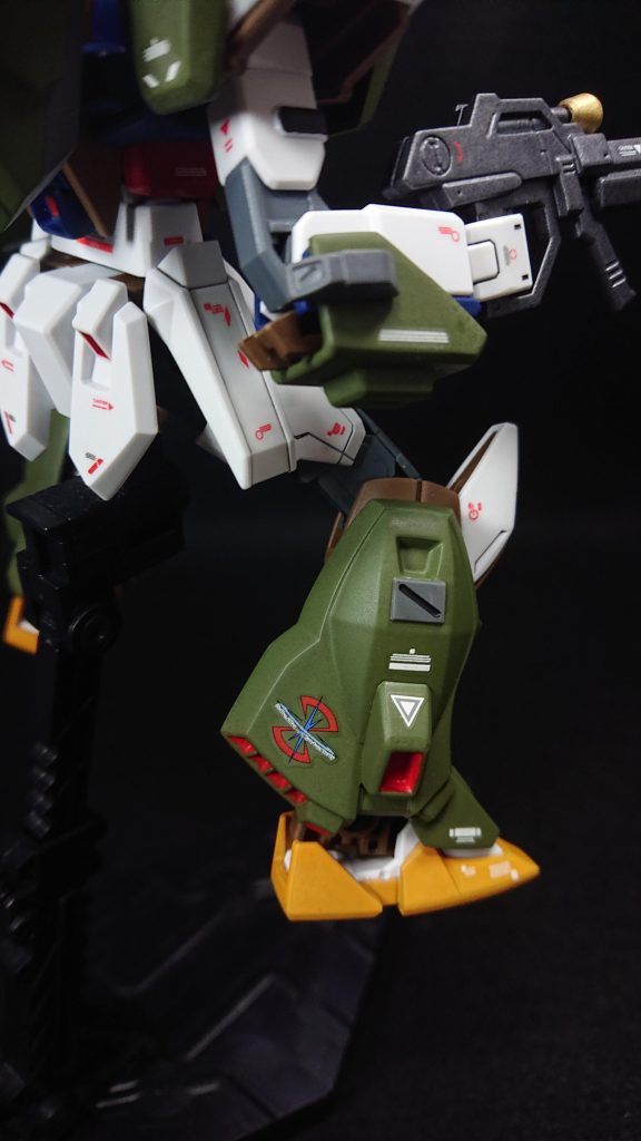 機体カラーはMSDのFAガンダムを参考に、追加装甲の部分をダークグリーンで塗装しています追加装甲との差別化のためストライクはフレームをレッドブラウン、足先をブリリアントオレンジにした以外はなるべく元のストライクと同じ色で塗装しています色を変えた部分があるのは追加装甲を装着した時の色のバランスをとるためです