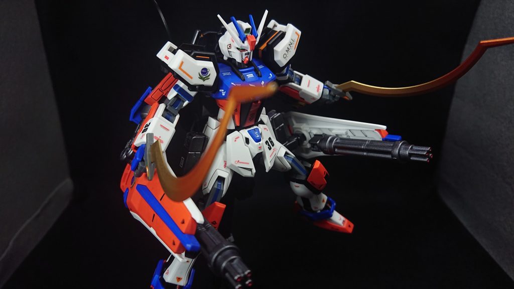 サイドアーマーにはサブウエポンとしてシールドガトリングを2つ装備このシールドガトリングはストライクのシールドにパワードアームズパワーダーのガトリングを追加したもので、サイドアーマーに3mmの穴を開けてパワードアームズパワーダーのアームで接続していますこれで中距離戦にも対応できるようにしていますあと、MA形態での見栄えを少しでも良くする目的もありますw