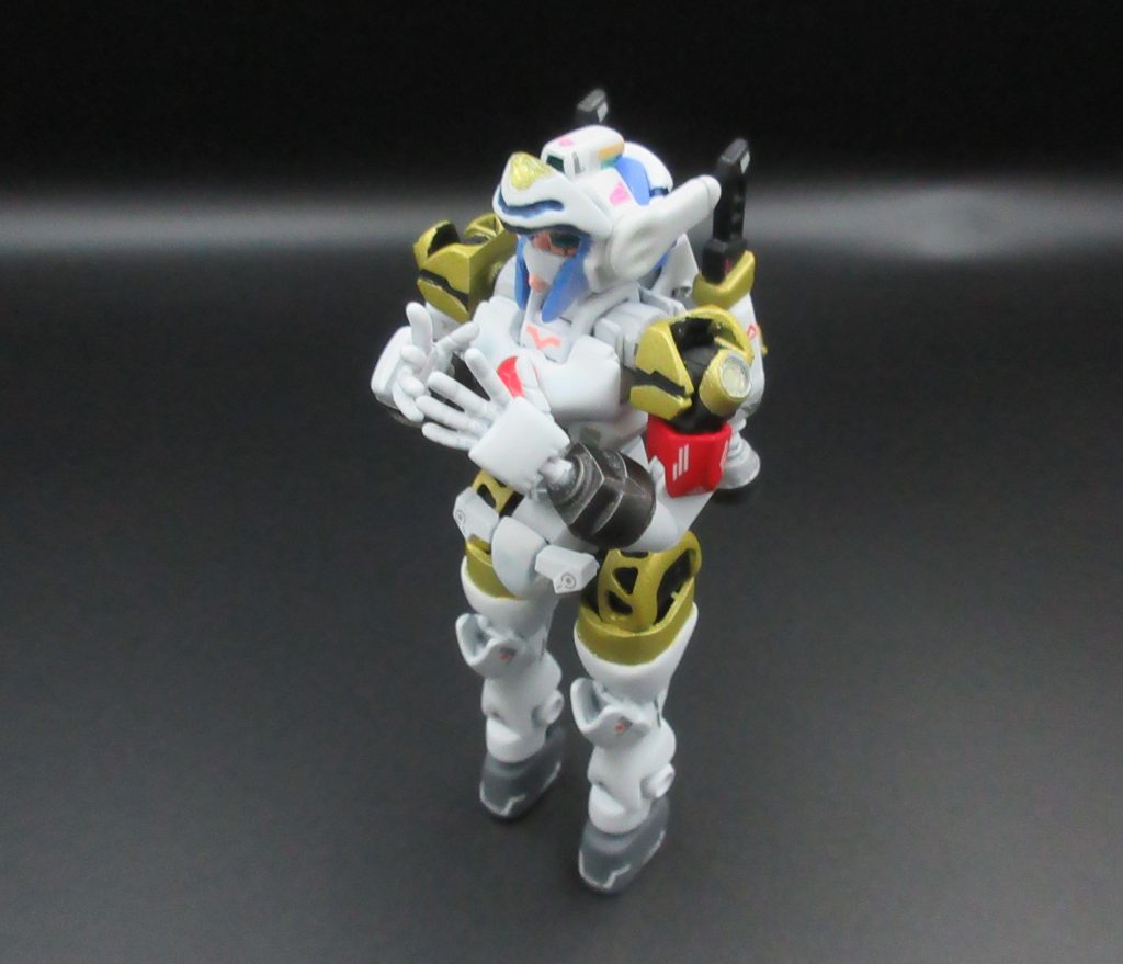 最後に 実際の作成工程等を 下記します。 【作成材料/工程】主に『HG アルスアースリィガンダム(アルスコアガンダム)』と『HG ノーベルガンダム』を ミキシングして作成しました。 なお 上記以外で 使用した他のパーツと、その該当箇所としては下記となります。→ 頭部:バイザー/耳パーツ等 全て パテや UVレジンにて 自作、なお 一部の 取り付けに ネオジム磁石を 活用→ 腕部:ビルダーパーツの『ビルドハンズ 丸型』を 一部加工し 使用→ 胸/肩部:ビルダーパーツの『MSサイレントレンズ01』を 取り付け→ 腹部:『HG ガンダムヘビーアームズ』の 胸部パーツを 加工し ミキシング→ 太股:『HG ガンダムバルバトスルプスレクス』の 余剰パーツを 加工し ミキシング→ 脚部:足は プラ板で延長後、『HG ベギルベウ』の 脚部パーツを 加工し ミキシング→ ブーツ部:外観は プラ板/パテで 自作、裏面に ビルダーパーツの『MSバーニア02』と『MSパネル01』を ミキシング→ バックパック:ビルダーパーツの『MSバーニア02』と『MSバーニア01(ガンダムベース限定)』と『MSスラスター01』、『HG ν-ジオンガンダム』の コンバットナイフ を ミキシング→ 背面エフェクトパーツ:UVレジンにて 自作