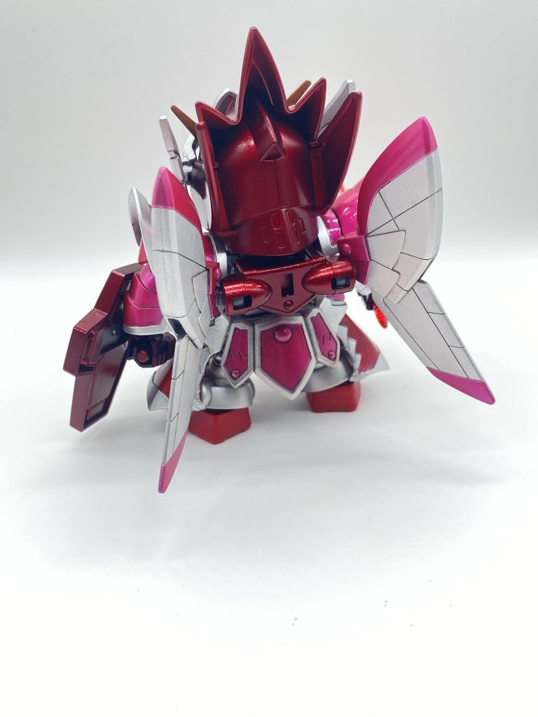 バックショットですが、見ての通り… 塗装、墨入れのみです。なんとなく、ここまでで　アレ？　っていう部分のサイドスカートのパーツ。ここには、本来のサイドスカートに別キットの孫尚香ストライクルージュのサイドスカートを切った貼ったでミキシングしています。