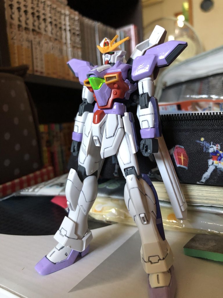 すみれ色より紫色っぽい印象。ゲーム等でみたガンダムX3号機には以前作った方(すみれ色)の方が近いかも。