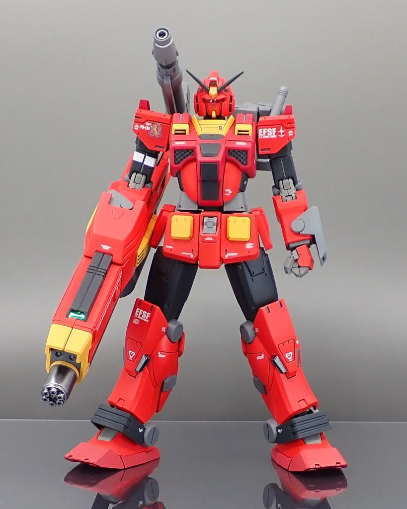 頭部はキットにある妙なクマドリを除去、バイザー部分は薄く削ったあとおゆまるでレジンパーツに置き換え。胴体はコクピット部分の形状変更。腰はオリジンガンダムと交換しました。