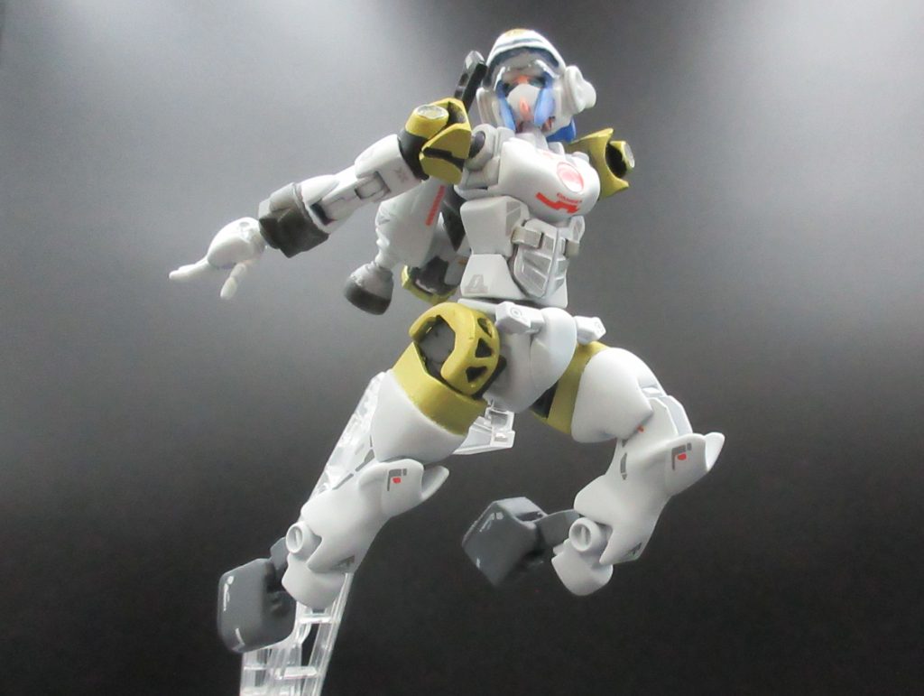 【武装の紹介】メイン武装『コンバット ナイフ』⇒ バックパックに 内蔵された 2本の『対MS用 ナイフ』。→ ライフル等の 中距離/長距離用の 手持ち武装は、本機と ドッキングする 各アーマー側に 依存する形を取っている。 そのため 本機自体が 装備している 外部武装は、このナイフのみ。