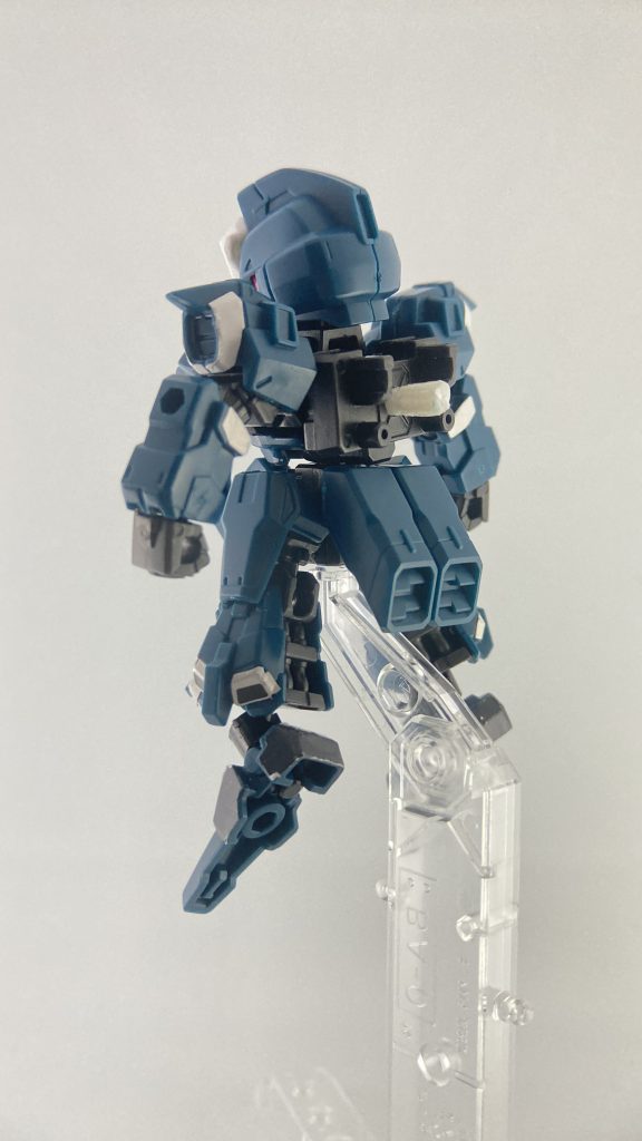 (背中の改造)変形後に腰を挿すための3mm軸を追加。なおそのままだと渋みが足りないのでセロハンテープで軸を太らせてます。(シールドの裏側も同様。こっちは受け側をセロハンテープで狭めています)。