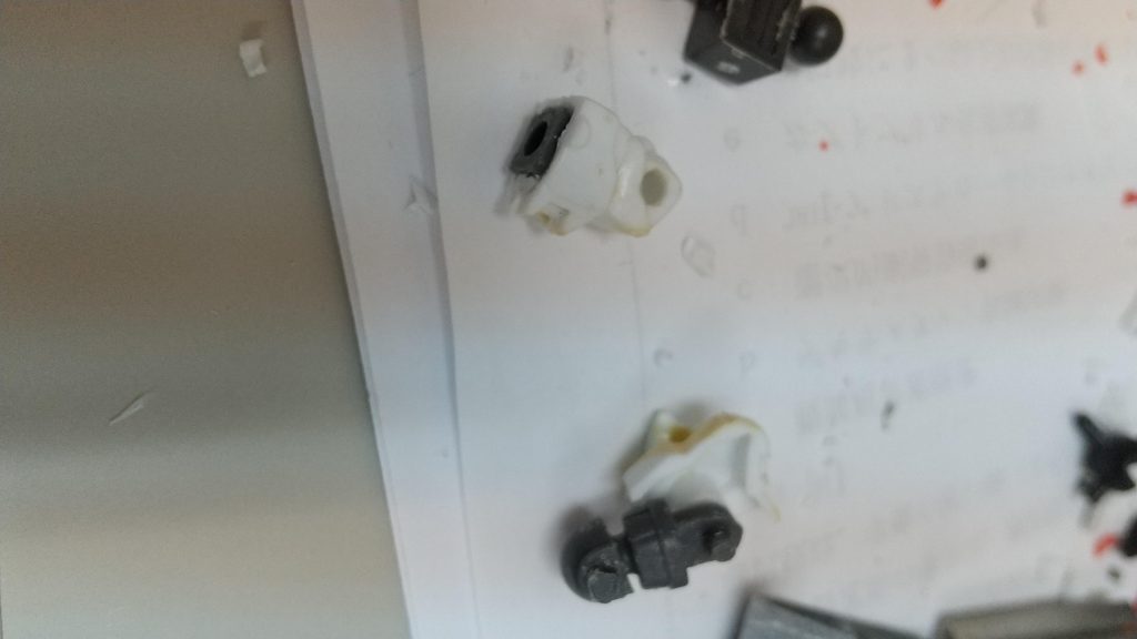 前腕部に回転軸を設けました。肩部分もいかり肩になるように加工しています。